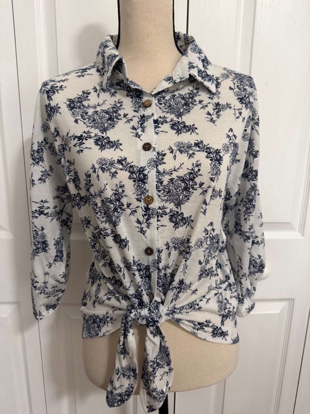 Button-Front White & Navy Floral Tie-Hem Blouse Woman's Large